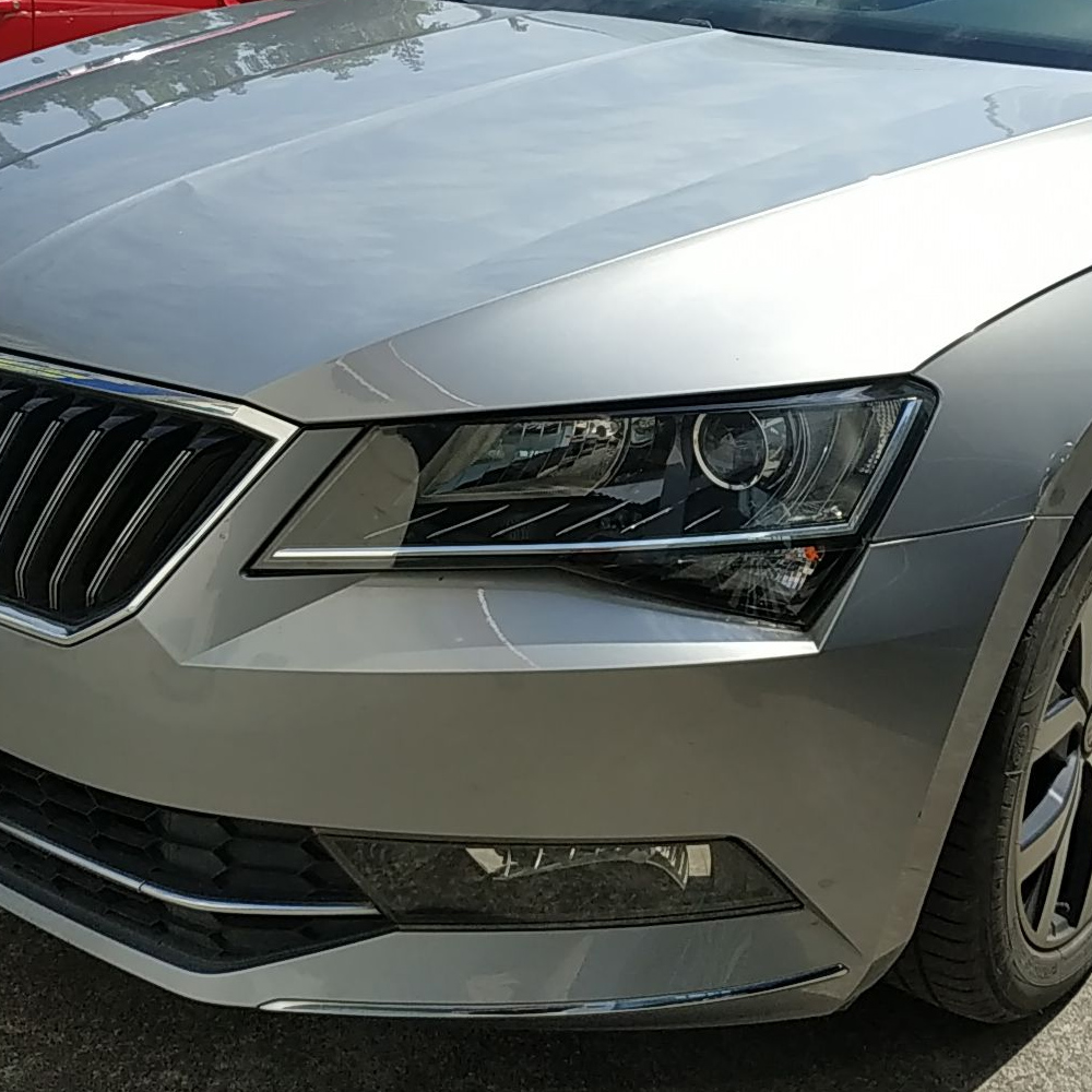 the headlight plastic cover has been installed in skoda superb 3 made in 2018