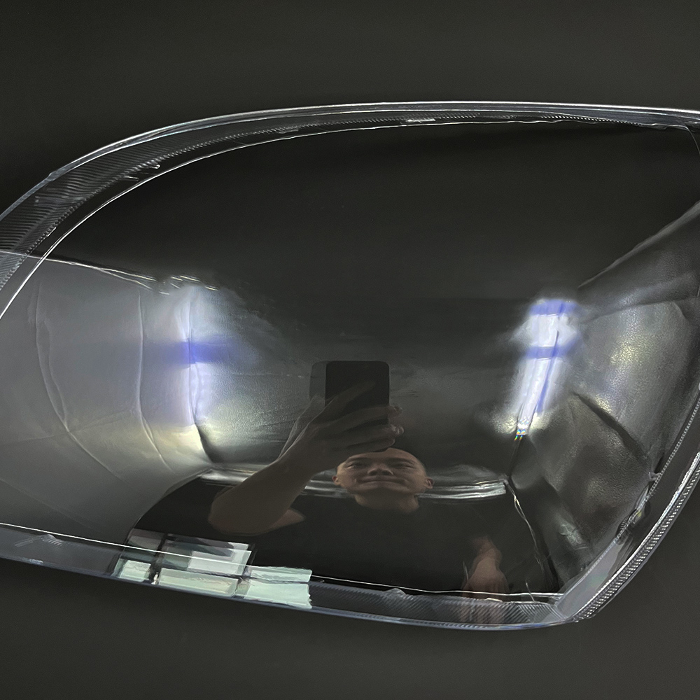 the middle part of the 2007 year KIA Sportage headlight lens