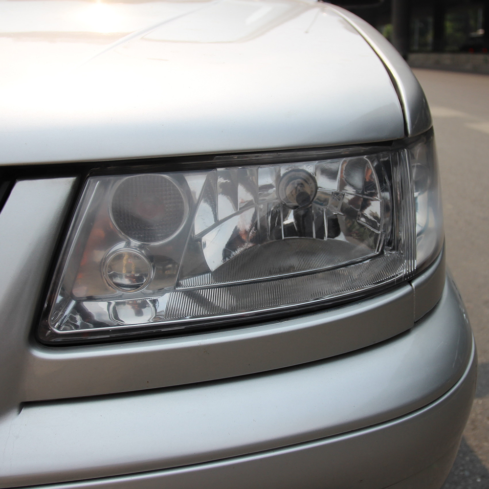 the detail picture of the headlight cover for lens of jetta car made in 2008 year